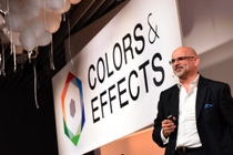 Alexander Haunschild, Senior Vice President des globalen Pigmentgeschäfts, bei der Enthüllung des neuen Colors & Effects Logos.Alexander Haunschild, Senior Vice President of the global pigments business, during the reveal of the new Colors & Effects brand