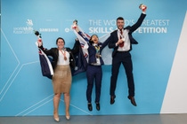 Die besten Autolackierer bei den 45. WorldSkills im russischen Kasan (von links): Maxine Colligan aus Australien (Bronze), Ting-Yu Yang aus Taipeh/China, (Gold) und Conor McKevitt aus Großbritannien (Silber)  .Foto: WorldSkills