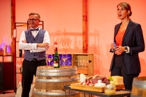 Bereits beim "Kellereifest@home" im September haben die Moderatoren Kathrin Lucas und Bernhard Wolff vom BASF Weinkeller durch die virtuelle Veranstaltung geführt. Auch beim "Weihnachtsmarkt@home" werden sie wieder gemeinsam vor der Kamera stehen.