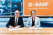 Dietmar Woidke, Ministerpräsident von Brandenburg, und Katja Scharpwinkel, Mitglied des Vorstands der BASF SE, unterschreiben die gemeinsame Erklärung.
Foto: BASF - Andreas Henn Dietmar Woidke, Ministerpräsident von Brandenburg, und Katja Scharpwinkel, Mitglied des Vorstands der BASF SE, unterschreiben die gemeinsame Erklärung.
Foto: BASF - Andreas Henn