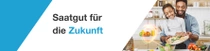 Ein Mann und ein Kind stehen in einer Küche und bereiten gemeinsam frisches Gemüse zu. Ein Lichtwirbel schwebt über der Arbeitsfläche. Der Text lautet: „Saatgut für die Zukunft.“