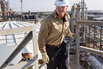 Ricky Bolyard (rechts) und Samantha Briggs (links), beide Prozesstechniker, inspizieren die Konstruktion des Regenwassertanks in Port Arthur, Texas. Das gesammelte Regenwasser des Tanks wird aufbereitet und gereinigt bevor es in der Produktion genutzt wird.