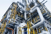 Steamcracker sind die Motoren im Herzen der chemischen Industrie. Gasbetriebene Hochtemperaturöfen sind für die Basischemie unverzichtbar. Allerdings ist der Prozess energieintensiv und emittiert erhebliche Mengen an CO2. Um sowohl beim Klimawandel als auch bei der Energietransformation voranzugehen, haben BASF, SABIC und Linde im April 2024 die weltweit erste Demonstrationsanlage für großtechnisch, elektrisch beheizte Steamcracker-Öfen (eFurnace) eingeweiht. Unser Ziel in diesem Projekt: Durch die Nutzung von Strom aus erneuerbaren Quellen die CO2-Emissionen eines der energieintensivsten Produktionsprozesse in der chemischen Industrie, um mindestens 90 % im Vergleich zu heute eingesetzten Technologien zu reduzieren.  In der eFurnace Demonstrationsanlage werden zwei Heizkonzepte parallel getestet: Bei der direkten Beheizung wird elektrischer Strom direkt an die Rohre im Reaktor angelegt; die indirekte Beheizung nutzt die Strahlungswärme von Heizelementen, die um die Rohre angeordnet sind. Der Prototyp ist vollständig in die Steamcracker am BASF-Standort in Ludwigshafen integriert und damit in diesem Maßstab weltweit einmalig. Vanessa May, Project Operations Manager eFurnace, kontrolliert den Anlagenstatus der Demonstrationsanlage im BASF-Stammwerk Ludwigshafen (Deutschland).
Abdruck honorarfrei. Copyright by BASF.

Steam crackers are the engines at the heart of the chemical industry. The high-temperature, gas-powered furnaces are essential for basic chemical production, but the process is energy-intensive and emits significant amounts of CO2. To address the climate and energy challenge, BASF, SABIC and Linde have inaugurated the world’s first demonstration plant for large-scale, electrically heated steam cracking furnaces in April 2024. Our goal for this project: Using renewable energy in this process and with that reducing CO2 emissions of one of the most energy-intensive production processes in the chemical industry by at least 90% compared to technolo