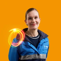 Eine weibliche BASF-Mitarbeiterin aus Deutschland steht in einem blauen Arbeitsanzug vor einem orangen Hintergrund. Ein Lichtwirbel schwebt über ihrer Schulter. Eine weibliche BASF-Mitarbeiterin aus Deutschland steht in einem blauen Arbeitsanzug vor einem orangen Hintergrund. Ein Lichtwirbel schwebt über ihrer Schulter.