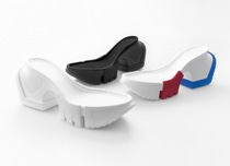 Zum 13. Mal richteten die Designschule Politecnico Calzaturiero aus Padua und BASF Italien gemeinsam den „Footwear Design Contest“ aus. Thema war dieses Jahr der Keilabsatz für ein Damensandalenmodell. Dessen Polyurethansohle stellt BASF Italien nach einem Entwurf von Designer Roberto Guzzonato her. Auf Grundlage des Keilabsatzes kreierten die Studierenden faszinierende Sandalen, die am Messestand präsentiert werden. Designideen werden zu idealen Lösungen.