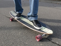 About one meter long, the hip longboards offer enough space and stability for non-artists. Broad wheels of elastic plastic provide good ground contact and absorb any shocks from uneven surfaces. High-quality longboard wheels of the kind produced by the Californian manufacturer AEND Industries, for example, are made from polyurethane cast elastomers. These plastic systems combine resilient elasticity, mechanical load bearing capacity and high abrasion resistance in an almost ideal manner. With the polyurethanes of known versatility, it is the combination of selected components that unites the apparently contrasting properties. The MDI molecules commonly present in polyurethanes usually act as the hard segment in the plastic, while PolyTHF® from BASF is used by the Californian specialists as the soft segment for this ambitious application.