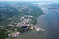 BASF hat eine Vereinbarung zur Sicherung eines Grundstücks für einen zukünftigen Produktionsstandort für Kathodenmaterialien und Batterierecycling am Sankt-Lorenz-Strom in Bécancour, Quebec, Kanada, unterzeichnet. Foto mit freundlicher Genehmigung von SPIPB BASF hat eine Vereinbarung zur Sicherung eines Grundstücks für einen zukünftigen Produktionsstandort für Kathodenmaterialien und Batterierecycling am Sankt-Lorenz-Strom in Bécancour, Quebec, Kanada, unterzeichnet. Foto mit freundlicher Genehmigung von SPIPB