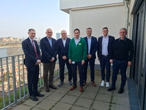 BASF Agricultural Solutions und ProChem Innotec GmbH haben eine Vereinbarung über den Verkauf von Produktionsanlagen im Industriepark Höchst unterzeichnet. Die Veräußerung ist Teil der strategischen Anpassung des Produktionsnetzwerks von BASF. 
Namen (von links nach rechts):
•	Notar Dr. Matthias Meyer,
•	Jochen Pohl (Geschäftsführer ProChem GmbH), 
•	Gerhard Jakobi (Geschäftsführender Gesellschafter ProChem Gruppe / ProChem InnoTec GmbH), 
•	Dr. Nicolai Wörz (Geschäftsführer BASF Agricultural Solutions GmbH),
•	Philipp Maurer (Principal Legal Counsel, BASF SE), 
•	Simon Schmidt (Geschäftsführer ProChem InnoTec GmbH), 
•	Maik Heidinger (Gesellschafter ProChem Gruppe)
Foto: BASF