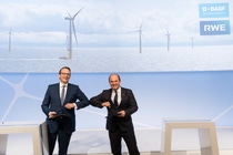 The CEOs of RWE and BASF, Dr. Markus Krebber and Dr. Martin Brudermüller, sign a letter of intent covering a wide-ranging cooperation for the creation of additional capacities for renewable electricity and the use of innovative technologies for climate protection.
