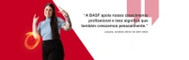 Uma colaboradora da BASF no Brasil, vestindo uma camisa cinza, está em frente a um fundo vermelho e branco. Um redemoinho de luz aparece perto do seu ombro. O texto diz: “A BASF apoia nosso crescimento profissional e isso significa que também crescemos pessoalmente.”