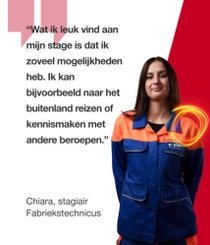 Een vrouwelijke BASF-medewerker uit Duitsland in een oranje en blauwe werkoverall, staand tegen een rode achtergrond, met lichtwervelingen rond haar schouder. De tekst luidt: "Wat ik leuk vind aan mijn stage is dat ik zoveel mogelijkheden heb. Ik kan bijvoorbeeld naar het buitenland reizen of kennismaken met andere beroepen." 