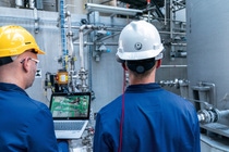 Digitalisierung in einem Produktionsbetrieb am BASF-Standort Ludwigshafen. Die RPTU Kaiserslautern-Landau bietet den neuen Masterstudiengang Digital Process Engineering an und bildet damit Expertinnen und Experten an der Schnittstelle von Ingenieurwissenschaften und Digitalisierung in der Prozessindustrie aus. BASF unterstützt diesen innovativen Studiengang mit dem Stipendium BASF Digital Excellence Scholarship.
Foto: BASF