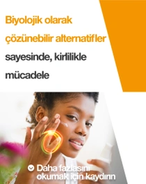 Bir kadın yüzüne biyolojik olarak çözünebilir bir ürün uyguluyor. Metinde şunlar yazıyor: “Biyolojik olarak çözünebilir alternatiflerle kirlilik ile mücadele.” 