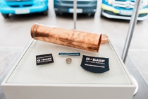 In die Zeitkapsel wurden unter anderem ein Werks- und ein Bauplan, eine aktuelle Tageszeitung sowie die Abzeichen von Umweltzentrale, Standortsicherheit und Werkfeuerwehr gelegt.
Foto: BASF / Henn In die Zeitkapsel wurden unter anderem ein Werks- und ein Bauplan, eine aktuelle Tageszeitung sowie die Abzeichen von Umweltzentrale, Standortsicherheit und Werkfeuerwehr gelegt.
Foto: BASF / Henn