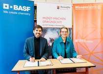 Ein starkes Zeichen für die Bildung: Sven Teuber, Minister für Bildung des Landes Rheinland-Pfalz, und Dr. Katja Scharpwinkel, Vorstandsmitglied der BASF SE und Standortleiterin Ludwigshafen, unterzeichnen eine neue Vereinbarung über eine enge Zusammenarbeit bei der Förderung der MINT-Fächer an Schulen in Rheinland-Pfalz.
Foto: BASF/Andreas Henn
Ein starkes Zeichen für die Bildung: Sven Teuber, Minister für Bildung des Landes Rheinland-Pfalz, und Dr. Katja Scharpwinkel, Vorstandsmitglied der BASF SE und Standortleiterin Ludwigshafen, unterzeichnen eine neue Vereinbarung über eine enge Zusammenarbeit bei der Förderung der MINT-Fächer an Schulen in Rheinland-Pfalz.
Foto: BASF/Andreas Henn