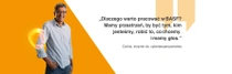 Pracownik firmy BASF w jasnoniebieskiej koszuli stoi na pomarańczowym tle. Przy jego ramieniu unosi się świetlny wir. Tekst brzmi: „Dlaczego warto pracować w BASF? Mamy przestrzeń, by być tym, kim jesteśmy, robić to, co chcemy i mamy głos.”