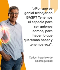 Empleado de BASF, con una camisa azul claro, de pie con un fondo naranja. Hay una espiral de luz en su hombro. En el texto pone: "¿Por qué es genial trabajar en BASF? Tenemos el espacio para ser quienes somos, para hacer lo que queremos hacer y tenemos voz."
