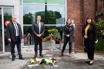 Sinischa Horvart, Michael Heinz, Monika Kleinschnitger und Jutta Steinruck (von links) an der Stolperschwelle