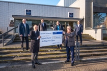 Werksleiter Dr. Uwe Liebelt bei der symbolischen Spendenübergabe an Andreas Schwarz, Beigeordneter und Kämmerer der Stadt Ludwigshafen. Hintere Reihe (von links): Roman Bertram, Vorsitzender des Fördervereins des Bürgerhauses Oppau, Dr. Dennis Fanelsa, Leiter Standortmanagement Ludwigshafen, Frank Meier, Ortsvorsteher Oppau und Christoph Keimes, LUKOM-Geschäftsführer. (Bild: BASF)