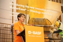 巴斯夫化學健材部大中華區總經理楊健英博士今天在香港介紹新一代低粘度混凝土外加劑MasterEase®