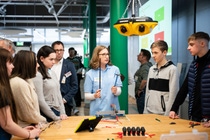 Sie waren die erste Schulklasse, die ihren Berufsorientierungstag bei BASF in den neuen Räumlichkeiten durchführen konnten: die Schülerinnen und Schüler der 9. Klasse der Friedrich-Schiller Realschule plus aus Frankenthal mit ihrem Klassenlehrer Frank Roß. Edyta Piorek, vom Team Rekrutierung Auszubildende, erklärt den Jugendlichen die Aufgaben an der Themeninsel Metalltechnik.