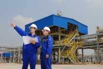 (25.09.2017) BASF baut eine Produktionsanlage fÃ¼r Spezialamine am BASF-eigenen Standort im Nanjing Chemical Industry Park in China. Die Mehrprodukte-Anlage mit einer KapazitÃ¤t von 21.000 Tonnen pro Jahr erweitert das Amine-Portfolio von BASF an dem vorhandenen Produktionskomplex (Foto) fÃ¼r Spezialamine in Nanjing. Die wichtigsten Produkte der Anlage, die im Jahr 2019 in Betrieb gehen soll, sind 1,2- Propylenediamin (1,2-PDA), n-Octylamin (n-OA) und Polyetheramine (PEA).
Die BASF verfÃ¼gt mit etwa 300 verschiedenen Aminen Ã¼ber das weltweit vielfÃ¤ltigste Sortiment an diesen chemischen Zwischenprodukten. Neben Alkyl-, Alkanol- und Alkoxyalkylaminen bietet das Unternehmen auch heterozyklische und aromatische Amine sowie Spezialamine an. Dazu kommt ein wachsendes Portfolio an chiralen Aminen mit hoher optischer und chemischer Reinheit. Eingesetzt werden die vielseitigen Produkte vor allem zur Herstellung von Prozesschemikalien, Pharmazeutika und Pflanzenschutzmitteln sowie von kosmetischen Produkten und Reinigungsmitteln. Dazu kommt die Produktion von Lacken, Spezialkunststoffen, Verbundwerkstoffen sowie von Spezialfasern.

Ludwigshafen, Germany and Shanghai, China â September 25, 2017 â BASF will build a new specialty amines plant at its existing wholly owned sites in Nanjing Chemical Industry Park in China. The new multi-product plant can manufacture 21,000 metric tons per year and further extends BASFâs amines portfolio at the specialty amines complex in Nanjing (see photo).  The plant is scheduled to come on stream in 2019 and will mainly produce 1,2-Propylenediamine (1,2-PDA), n-Octylamine (n-OA) and Polyetheramine (PEA).  
With about 300 different amines, BASF has the worldâs most diverse portfolio of this type of chemical intermediates. Along with alkyl-, alkanol- and alkoxyalkylamines, the company offers heterocyclic and aromatic as well as specialty amines. The range is completed by an expanding portfolio of chiral amines of high optical and chemica,(25.09.2017) BASF baut eine Produktionsanlage für Spezialamine am BASF-eigenen Standort im Nanjing Chemical Industry Park in China. Die Mehrprodukte-Anlage mit einer Kapazität von 21.000 Tonnen pro Jahr erweitert das Amine-Portfolio von BASF an dem vorhandenen Produktionskomplex (Foto) für Spezialamine in Nanjing. Die wichtigsten Produkte der Anlage, die im Jahr 2019 in Betrieb gehen soll, sind 1,2- Propylenediamin (1,2-PDA), n-Octylamin (n-OA) und Polyetheramine (PEA).
Die BASF verfügt mit etwa 300 verschiedenen Aminen über das weltweit vielfältigste Sortiment an diesen chemischen Zwischenprodukten. Neben Alkyl-, Alkanol- und Alkoxyalkylaminen bietet das Unternehmen auch heterozyklische und aromatische Amine sowie Spezialamine an. Dazu kommt ein wachsendes Portfolio an chiralen Aminen mit hoher optischer und chemischer Reinheit. Eingesetzt werden die vielseitigen Produkte vor allem zur Herstellung von Prozesschemikalien, Pharmazeutika und Pflanzenschutzmitteln sowie von kosmetischen Produkten und Reinigungsmitteln. Dazu kommt die Produktion von Lacken, Spezialkunststoffen, Verbundwerkstoffen sowie von Spezialfasern.

Ludwigshafen, Germany and Shanghai, China – September 25, 2017 – BASF will build a new specialty amines plant at its existing wholly owned sites in Nanjing Chemical Industry Park in China. The new multi-product plant can manufacture 21,000 metric tons per year and further extends BASF’s amines portfolio at the specialty amines complex in Nanjing (see photo).  The plant is scheduled to come on stream in 2019 and will mainly produce 1,2-Propylenediamine (1,2-PDA), n-Octylamine (n-OA) and Polyetheramine (PEA).  
With about 300 different amines, BASF has the world’s most diverse portfolio of this type of chemical intermediates. Along with alkyl-, alkanol- and alkoxyalkylamines, the company offers heterocyclic and aromatic as well as specialty amines. The range is completed by an expanding portfolio of chiral amines of high optical and chemical purity. These versatile products are used mainly to manufacture process chemicals, pharmaceuticals and crop protection products, as well as cosmetic products and detergents. They also serve to produce coatings, special plastics, composites and special fibers.