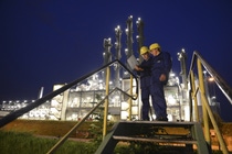 Im Werksteil Friesenheimer Insel des BASF-Verbundstandorts Ludwigshafen stehen fünf  Kugeltanks, die die Produktionsanlagen mit Einsatzstoffen versorgen. Die Tanks haben zusammen etwa ein Fassungsvermögen von rund 7,5 Millionen Litern Flüssiggas. Sie werden zur Lagerung von Butangas genutzt. Die BASF-Mitarbeiter Andre Lannert und Goce Petroski überprüfen auf ihrem Kontrollgang feste Punkte, an denen sie Überprüfungen durchführen.