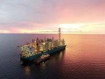 Unser Foto zeigt die neueste schwimmende Anlage zur Gewinnung von Erdgas (Floating Liquefied Natural Gas (FLNG)) des malaysischen Öl- und Gasunternehmens PETRONAS (PFLNG DUA). Die Anlage nutzt das OASE® purple Verfahren der BASF zur Entfernung saurer Gasbestandteile. Dies ist weltweit die erste FLNG-Referenz für die OASE Gaswäschetechnologie der BASF. Die Anlage eröffnet eine neue Versorgungsquelle für saubere Energie, da sie für die Förderung von Erdgas aus Tiefsee-Gaslagerstätten in bis zu 1.500 Metern Tiefe ausgelegt ist. Sie wird über dem Rotan-Gasfeld ankern, das sich 140 Kilometer vor der Küste von Kota Kinabalu, Sabah, Malaysia, im Südchinesischen Meer befindet, und zwar in einer Wassertiefe von 1.300 Metern. Die Anlage verfügt über eine Kapazität von 1,5 Millionen Tonnen LNG pro Jahr. Unser Foto zeigt die neueste schwimmende Anlage zur Gewinnung von Erdgas (Floating Liquefied Natural Gas (FLNG)) des malaysischen Öl- und Gasunternehmens PETRONAS (PFLNG DUA). Die Anlage nutzt das OASE® purple Verfahren der BASF zur Entfernung saurer Gasbestandteile. Dies ist weltweit die erste FLNG-Referenz für die OASE Gaswäschetechnologie der BASF. Die Anlage eröffnet eine neue Versorgungsquelle für saubere Energie, da sie für die Förderung von Erdgas aus Tiefsee-Gaslagerstätten in bis zu 1.500 Metern Tiefe ausgelegt ist. Sie wird über dem Rotan-Gasfeld ankern, das sich 140 Kilometer vor der Küste von Kota Kinabalu, Sabah, Malaysia, im Südchinesischen Meer befindet, und zwar in einer Wassertiefe von 1.300 Metern. Die Anlage verfügt über eine Kapazität von 1,5 Millionen Tonnen LNG pro Jahr.