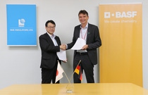 BASF New Business GmbH, a wholly owned subsidiary of the German chemical company BASF, and Japanese ceramics manufacturer NGK INSULATORS, LTD. are expanding their cooperation. In addition to the sales partnership agreement for NAS® batteries announced in June 2019, they have now entered into a joint development agreement (JDA) to develop the next generation of sodium-sulfur batteries. Tatsumi Ichioka, General Manager of the NAS® battery division at NGK, and Dr. Frank Prechtl, Director Business Build-Up E-Power-Management at BASF New Business GmbH signed the agreement.  Photo: NGK Insulators Ltd. BASF New Business GmbH, a wholly owned subsidiary of the German chemical company BASF, and Japanese ceramics manufacturer NGK INSULATORS, LTD. are expanding their cooperation. In addition to the sales partnership agreement for NAS® batteries announced in June 2019, they have now entered into a joint development agreement (JDA) to develop the next generation of sodium-sulfur batteries. Tatsumi Ichioka, General Manager of the NAS® battery division at NGK, and Dr. Frank Prechtl, Director Business Build-Up E-Power-Management at BASF New Business GmbH signed the agreement.  Photo: NGK Insulators Ltd.