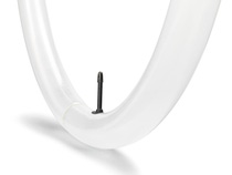 Mit der Markteinführung der neuen Aerothan Fahrradschläuche von Schwalbe am 8. Oktober 2020 präsentiert das Unternehmen eine neue Generation von Fahrradschläuchen auf Basis des thermoplastischen Polyurethans (TPU) Elastollan® von BASF. Diese Innovation punktet in Sachen Gewicht, Pannensicherheit, Fahreigenschaften, Montagefreundlichkeit und Packmaß auf voller Linie. Alle Teile des neuen Schlauches inklusive des Ventilschafts sind zu 100 % aus Elastollan® gefertigt, was ihn rund 40 % leichter macht als etablierte Schlauchlösungen im Markt. Die Aerothan Fahrradschläuche sind das Ergebnis einer einzigartigen gemeinsamen Entwicklungsarbeit des Marktführers für Fahrradreifen und -schläuche in Europa mit BASF‘s Performance Material Division. Mit der Markteinführung der neuen Aerothan Fahrradschläuche von Schwalbe am 8. Oktober 2020 präsentiert das Unternehmen eine neue Generation von Fahrradschläuchen auf Basis des thermoplastischen Polyurethans (TPU) Elastollan® von BASF. Diese Innovation punktet in Sachen Gewicht, Pannensicherheit, Fahreigenschaften, Montagefreundlichkeit und Packmaß auf voller Linie. Alle Teile des neuen Schlauches inklusive des Ventilschafts sind zu 100 % aus Elastollan® gefertigt, was ihn rund 40 % leichter macht als etablierte Schlauchlösungen im Markt. Die Aerothan Fahrradschläuche sind das Ergebnis einer einzigartigen gemeinsamen Entwicklungsarbeit des Marktführers für Fahrradreifen und -schläuche in Europa mit BASF‘s Performance Material Division.