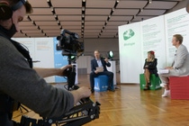 Wenn die Ameisenpopulation Brandenburgs mithilfe eines intelligenten Roboters gezählt wird, Tierabfälle zum nachhaltigen Energielieferanten gemacht oder hybride Antriebsmöglichkeiten auf Raumfahrtraketen übertragen werden, dann sind die schlauesten, jungen Köpfe Brandenburgs am Werk. 38 Schülerinnen und Schüler sind in 31 Projekten beim Landeswettbewerb „Jugend forscht“ bei der BASF Schwarzheide GmbH an den Start gegangen. Vom 24. bis 25. März präsentierten die elf Mädchen und 27 Jungen der kritischen Fachjury ihre zukunftsweisenden Projekte. Die Preisverleihung wurde am 26. März um 9 Uhr live über die Homepage des Unternehmens ausgestrahlt. Wenn die Ameisenpopulation Brandenburgs mithilfe eines intelligenten Roboters gezählt wird, Tierabfälle zum nachhaltigen Energielieferanten gemacht oder hybride Antriebsmöglichkeiten auf Raumfahrtraketen übertragen werden, dann sind die schlauesten, jungen Köpfe Brandenburgs am Werk. 38 Schülerinnen und Schüler sind in 31 Projekten beim Landeswettbewerb „Jugend forscht“ bei der BASF Schwarzheide GmbH an den Start gegangen. Vom 24. bis 25. März präsentierten die elf Mädchen und 27 Jungen der kritischen Fachjury ihre zukunftsweisenden Projekte. Die Preisverleihung wurde am 26. März um 9 Uhr live über die Homepage des Unternehmens ausgestrahlt.