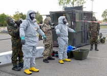 Soldaten des ABC-Abwehrregiments 750 „BADEN“ dekontaminieren Mitarbeitende der BASF-Werkfeuerwehr im Anschluss an die Übung.
Foto: BASF
