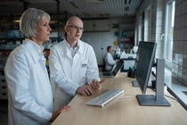 In der weißen Biotechnologie – auch Industrielle Biotechnologie genannt – nutzt man Mikroorganismen und Enzyme zur Herstellung von chemischen und biochemischen Produkten. Bei der Suche nach den richtigen Stämmen und optimalen Produktionsverfahren spielt die Bioinformatik eine wichtige Rolle. Die Computeralgorithmen helfen, Muster in biologischen Daten zu finden, um die richtigen Entscheidungen bei der Auswahl der Experimente zu treffen. In Ludwigshafen unterstützt Dr. Stefan Seemayer, Experte für Protein Engineering und computergestützte Biologie, unter anderem  Projektleiterin Dr. Barbara Navé, die große  Datenmenge auszuwerten. 