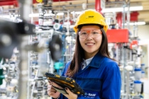 Die Inhalte des neuen Studiengangs Energietechnik sind vielfältig: Grundlagen der Elektrotechnik, Aufbau energietechnischer Systeme, Methoden für die Erzeugung und Übertragung elektrischer Energie und Know-how zur Digital-, Mess- und Regelungstechnik. Cyxuan To testet beispielsweise eine App, mit der Feldgeräte via Bluetoothbedient und konfiguriert werden.