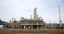 Ludwigshafen, Deutschland, und Nanjing, China – 20. Dezember, 2017 – BASF und SINOPEC erweitern die Kapazität der Produktionsanlage für Neopentylglykol (NPG) ihres 50:50 Gemeinschaftsunternehmens BASF-YPC Co., Ltd., am Verbundstandort Nanjing, China. Die Anlage (siehe Foto), die im Jahr 2015 zunächst mit einer Jahreskapazität von 40.000 Tonnen NPG in Betrieb ging, wird nach ihrer Erweiterung im Jahr 2020 über eine Kapazität von jährlich 80.000 Tonnen verfügen.Ludwigshafen, Germany and Nanjing, China – December 20, 2017 – BASF and SINOPEC will expand the production capacity of Neopentylglycol (NPG) at the state-of-the-art Verbund site, BASF-YPC Co., Ltd., a 50-50 joint venture in Nanjing, China. The plant (see photo) was established in 2015 with an annual capacity of 40,000 metric tons. Following the expansion, the annual capacity will be doubled to 80,000 metric tons. The expanded capacity will come on stream in 2020.