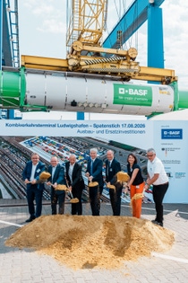 Von links: BASF-President European Verbund Sites Dr. Helmut Winterling, Oberbürgermeister Ludwigshafen Prof. Dr. Klaus Blettner, BASF-Vorstandsvorsitzender Dr. Markus Kamieth, Bundesverkehrsminister Steffen Bilger, Staatssekretär Ministerium des Innern, für Integration und Verkehr Rheinland-Pfalz Markus Wolf, BASF-Projektleiterin Gudrun Grunenberg, Geschäftsführer Kombi-Terminal Ludwigshafen GmbH Harald Schlegel.
Foto: BASF Von links: BASF-President European Verbund Sites Dr. Helmut Winterling, Oberbürgermeister Ludwigshafen Prof. Dr. Klaus Blettner, BASF-Vorstandsvorsitzender Dr. Markus Kamieth, Bundesverkehrsminister Steffen Bilger, Staatssekretär Ministerium des Innern, für Integration und Verkehr Rheinland-Pfalz Markus Wolf, BASF-Projektleiterin Gudrun Grunenberg, Geschäftsführer Kombi-Terminal Ludwigshafen GmbH Harald Schlegel.
Foto: BASF