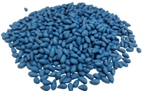 图片展示了一堆包裹蓝色种衣的巴斯夫FiberMax棉花种子。 