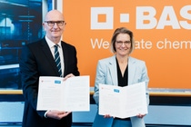 Dietmar Woidke, Ministerpräsident von Brandenburg, und Katja Scharpwinkel, Mitglied des Vorstands der BASF SE, unterschreiben die gemeinsame Erklärung.
Foto: BASF - Andreas Henn Dietmar Woidke, Ministerpräsident von Brandenburg, und Katja Scharpwinkel, Mitglied des Vorstands der BASF SE, unterschreiben die gemeinsame Erklärung.
Foto: BASF - Andreas Henn
