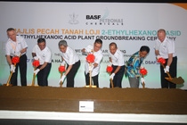 (from left) Domien Van Esbroeck, Operations Director of BASF PETRONAS Chemicals, Narayan Krishnamohan, Senior Vice President of BASF Intermediates Asia Pacific, Md Arif Mahmood, Executive Vice President & CEO for PETRONAS Downstream Business, Dato’ Sri Diraja Haji Adnan Haji Yaakob,Tan Sri Mohd Sidek Hassan, Chairman of the Board of Directors, PETRONAS, Datuk Mohd Ruslan bin Harun, Head of Pahang State Development Board, and Stefan Beckmann, Managing Director of BASF PETRONAS Chemicals