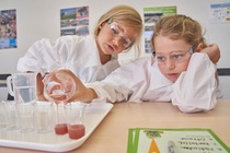 Mit ruhiger Hand und scharfem Auge: Natalie giesst den Fruchtsaft für den Verdünnungsversuch in die Becher. Mit ruhiger Hand und scharfem Auge: Natalie giesst den Fruchtsaft für den Verdünnungsversuch in die Becher.