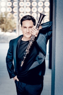 Daniel Ottensamer: Als Porträtkünstler der Saison 26/27 zeigt der österreichische Soloklarinettist der Wiener Philharmoniker unterschiedliche Facetten
© Andrej Grilc