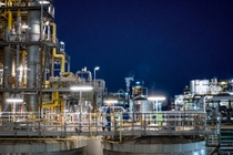 The PolyTHF plant at the Ludwigshafen Verbund site. BASF, which markets the polytetrahydrofuran produced here under the brand name PolyTHF®, is one of the world's leading suppliers of this versatile intermediate with production plants on all continents. PolyTHF® is an important raw material in the manufacture of many different products. Examples are elastic spandex and elastane fibers for textiles. Additional uses include abrasion-resistant hoses and cable sheathings for vehicle construction. Manufacturers of high-quality skateboard wheels and inline skates also need this intermediate. The PolyTHF plant at the Ludwigshafen Verbund site. BASF, which markets the polytetrahydrofuran produced here under the brand name PolyTHF®, is one of the world's leading suppliers of this versatile intermediate with production plants on all continents. PolyTHF® is an important raw material in the manufacture of many different products. Examples are elastic spandex and elastane fibers for textiles. Additional uses include abrasion-resistant hoses and cable sheathings for vehicle construction. Manufacturers of high-quality skateboard wheels and inline skates also need this intermediate.