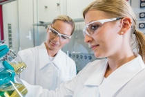 Biologielaborantin Annika Böhm und Chemielaborantin Anni Knab beurteilen eine Waschmittelformulierung auf
Homogenität und Stabilität.
