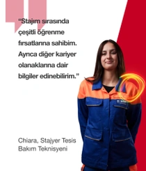 Almanya'dan turuncu ve mavi renkte bir kadın BASF çalışanı, kırmızı bir arka planın önünde duruyor. Metinde şu yazıyor: “Stajım sırasında çeşitli öğrenme fırsatlarına sahibim. Ayrıca diğer kariyer olanaklarına dair bilgiler edinebilirim.”