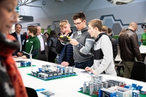 Neue Räumlichkeiten für die Berufsorientierung bei BASF am Standort Ludwigshafen: Schüler der 9. Klasse der Friedrich-Schiller Realschule plus aus Frankenthal optimieren an der Themeninsel Produktion eine mit Lego nachgebaute Anlage mithilfe von erneuerbaren Energien und digitalen Tools.