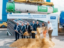 Von links: BASF-President European Verbund Sites Dr. Helmut Winterling, Oberbürgermeister Ludwigshafen Prof. Dr. Klaus Blettner, BASF-Vorstandsvorsitzender Dr. Markus Kamieth, Bundesverkehrsminister Steffen Bilger, Staatssekretär Ministerium des Innern, für Integration und Verkehr Rheinland-Pfalz Markus Wolf, BASF-Projektleiterin Gudrun Grunenberg, Geschäftsführer Kombi-Terminal Ludwigshafen GmbH Harald Schlegel.
Foto: BASF Von links: BASF-President European Verbund Sites Dr. Helmut Winterling, Oberbürgermeister Ludwigshafen Prof. Dr. Klaus Blettner, BASF-Vorstandsvorsitzender Dr. Markus Kamieth, Bundesverkehrsminister Steffen Bilger, Staatssekretär Ministerium des Innern, für Integration und Verkehr Rheinland-Pfalz Markus Wolf, BASF-Projektleiterin Gudrun Grunenberg, Geschäftsführer Kombi-Terminal Ludwigshafen GmbH Harald Schlegel.
Foto: BASF