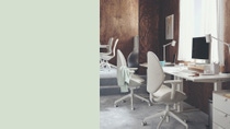 Schreibtisch mit zwei Bürostühlen