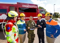 Bei der gemeinsamen Übungs-Lagebesprechung: der Kommandeur des ABC-Abwehrregiments 750 „BADEN“ mit Vertretern der BASF-Gefahrenabwehreinheiten.
Foto: BASF