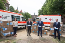 Jens Spahn, Bundesminister für Gesundheit, übergibt die BASF-Spende von 100 Millionen Atemschutzmasken in Berlin an Vertreter des Deutschen Roten Kreuzes. Von links nach rechts: Oberin Doreen Fuhr, Vorstandsvorsitzende der DRK- Schwesternschaft Berlin e.V. ; Christian Reuter, Generalsekretär Deutsches Rotes Kreuz; Jens Spahn, Bundesminister für Gesundheit; Martin Brudermüller, Vorstandsvorsitzender BASF SE. Jens Spahn, Bundesminister für Gesundheit, übergibt die BASF-Spende von 100 Millionen Atemschutzmasken in Berlin an Vertreter des Deutschen Roten Kreuzes. Von links nach rechts: Oberin Doreen Fuhr, Vorstandsvorsitzende der DRK- Schwesternschaft Berlin e.V. ; Christian Reuter, Generalsekretär Deutsches Rotes Kreuz; Jens Spahn, Bundesminister für Gesundheit; Martin Brudermüller, Vorstandsvorsitzender BASF SE.