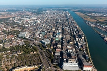 Das Herz der BASF-Gruppe ist die BASF SE mit ihrem Stammwerk in Ludwigshafen am Rhein. Mit etwa 250 Produktionsbetrieben, vielen hundert Laboren, Technika, Werkstätten und Büros auf einer Fläche von rund zehn Quadratkilometern, ist es der größte zusammenhängende Chemiekomplex der Welt.
Das Stammwerk der BASF ist auch die Wiege des Verbundkonzepts: Produktionsanlagen, Energieflüsse und Logistik werden intelligent miteinander vernetzt, um Ressourcen so effizient wie möglich zu nutzen.
Abdruck honorarfrei. Copyright by BASF.
BASF SE with its main site in Ludwigshafen is the heart of the BASF Group. With around 250 productions facilities, hundreds of laboratories, technical centers, factories and offices in an area of approximately ten square kilometers, the site is the largest integrated chemical complex in the world.
As the headquarters of BASF it is also the cradle of the Verbund concept, where production facilities, energy flows and logistics are linked together intelligently in order to utilize resources as efficiently as possible.
Print free of charge. Copyright by BASF. Das Herz der BASF-Gruppe ist die BASF SE mit ihrem Stammwerk in Ludwigshafen am Rhein. Mit etwa 250 Produktionsbetrieben, vielen hundert Laboren, Technika, Werkstätten und Büros auf einer Fläche von rund zehn Quadratkilometern, ist es der größte zusammenhängende Chemiekomplex der Welt.
Das Stammwerk der BASF ist auch die Wiege des Verbundkonzepts: Produktionsanlagen, Energieflüsse und Logistik werden intelligent miteinander vernetzt, um Ressourcen so effizient wie möglich zu nutzen.
Abdruck honorarfrei. Copyright by BASF.
BASF SE with its main site in Ludwigshafen is the heart of the BASF Group. With around 250 productions facilities, hundreds of laboratories, technical centers, factories and offices in an area of approximately ten square kilometers, the site is the largest integrated chemical complex in the world.
As the headquarters of BASF it is also the cradle of the Verbund concept, where production facilities, energy flows and logistics are linked together intelligently in order to utilize resources as efficiently as possible.
Print free of charge. Copyright by BASF.